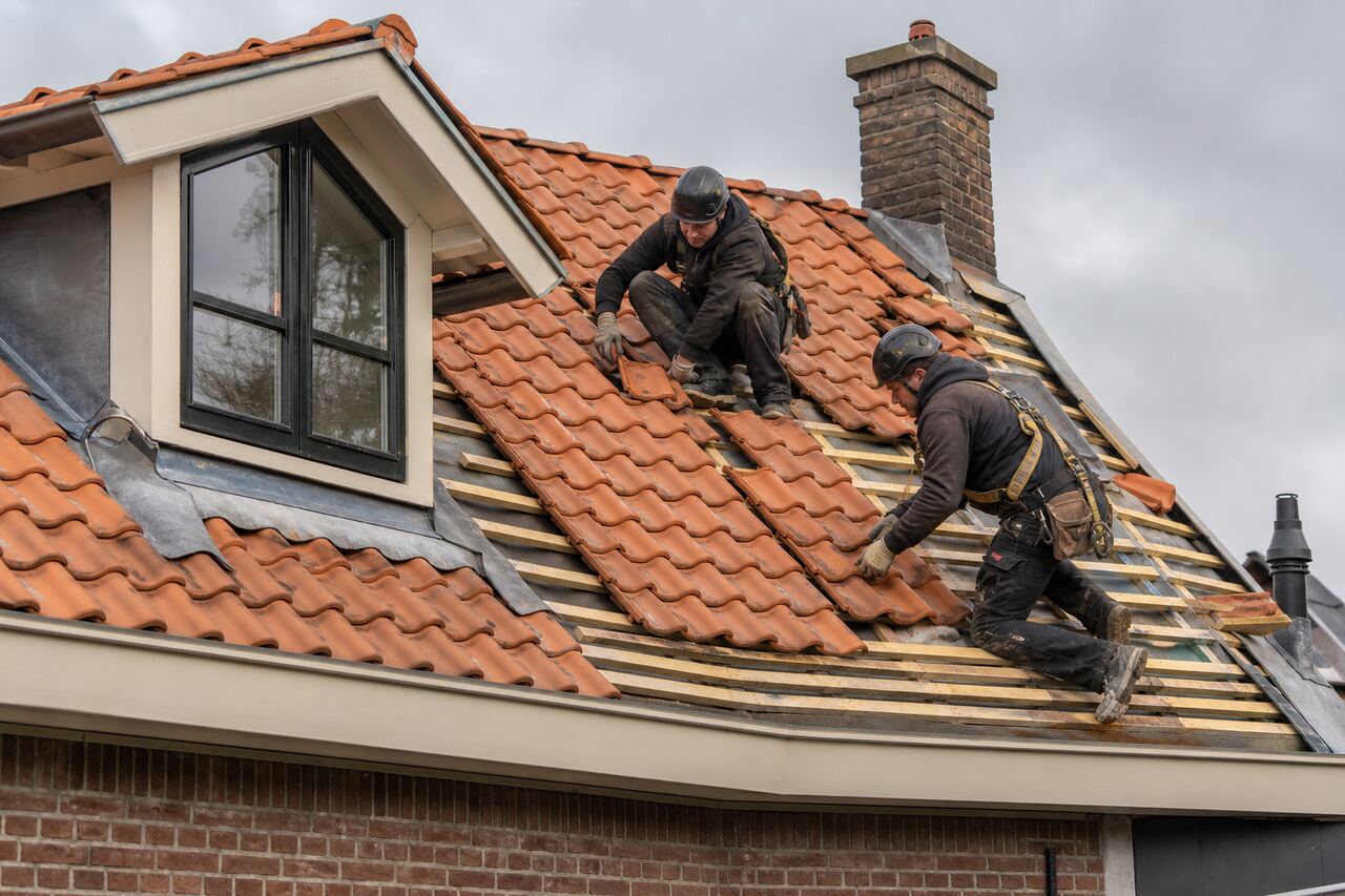 Dakdekker aan het werk